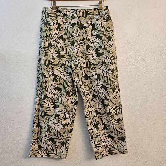 NWOT Villager by Liz Claborne Stretch Capri Lightweight Pants w/ leaf pattern - Picture 1 of 5